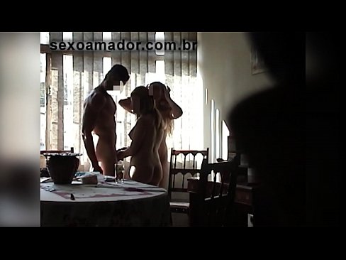 ❤️ Սեքս ընկերները հրավիրում են հսկա տղամարդու և նրա հետ եռյակի Պոռնովիդեո մեզ մոտ